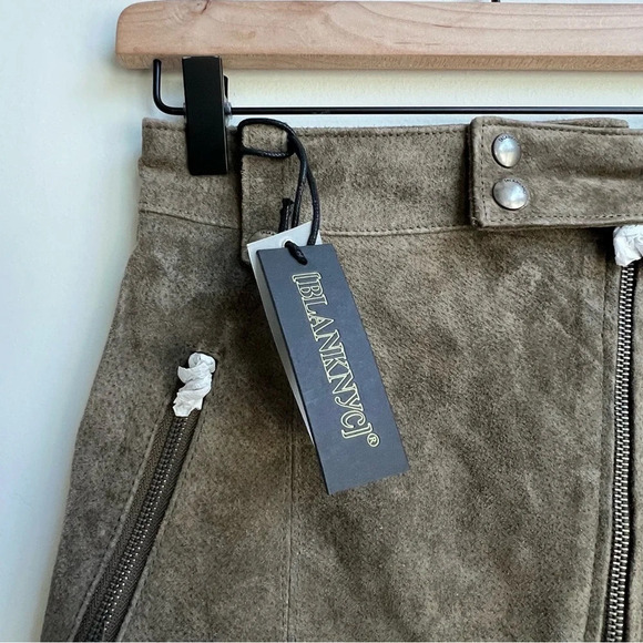 Blank NYC Run For It Taupe Suede Leather Mini Skirt Sz 26 Diagonal Zip Button - Picture 7 of 14